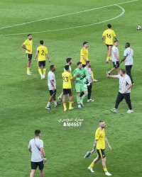 华体会体育登录入口-直接无视😤本托低级失误 胜利主帅从他面前走过未互动+不爽甩手